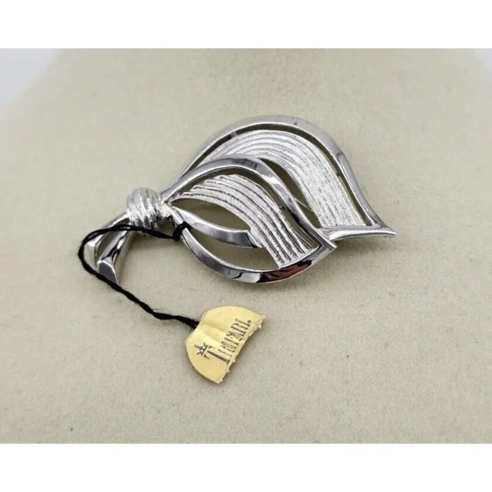 NEW Crown Trifari Silver Tone Swirl Textured Leaf Leaves Bundle‎ Brooch Retro